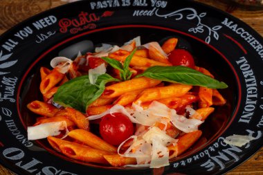 Baharat ve otlar ile domates makarna