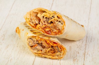 İştah açıcı büyük shawarma et, sos ve salata ile