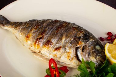 Limon ve otlar ızgara dorada servis