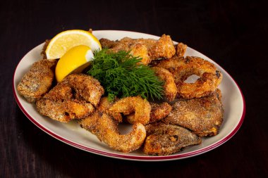 Limon ve dereotu servis kavrulmuş sazan balık