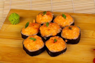 Lezzetli kızarmış somon peynirli rulo