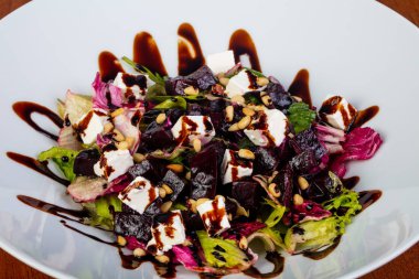 Lezzetli roated pancar salatası peynir ile