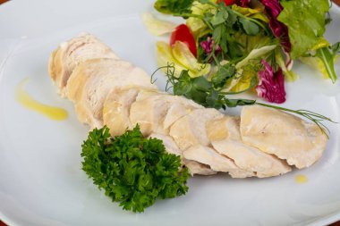Lezzetli haşlanmış tavuk göğsü salatası ile