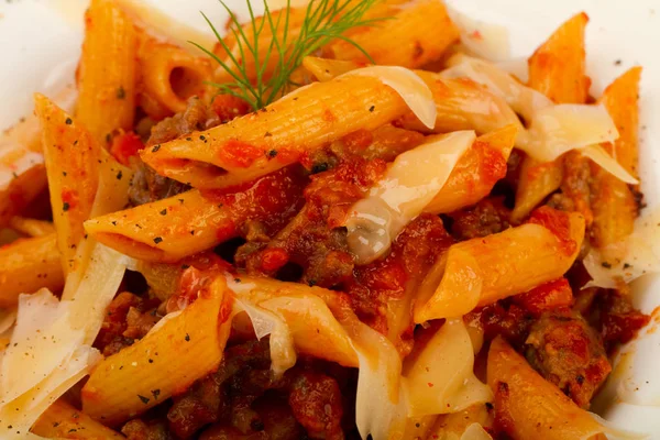 Penne Bolognese Parmezán Sajttal — Stock Fotó