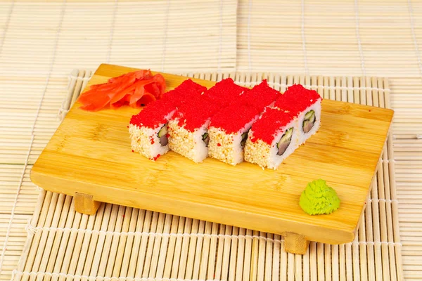 Deliciosos Rollos Sushi Makoto Con Caviar Sésamo — Foto de Stock