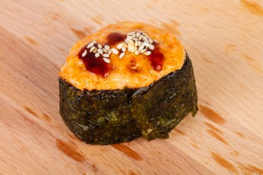 Gunkan suşi ile baharatlı yılan balığı