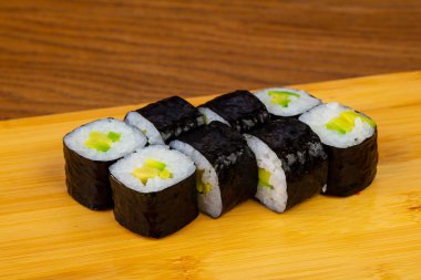 Lezzetli avokado sushi roll seti