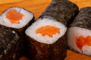 Japonya geleneksel somon Maki rulo 