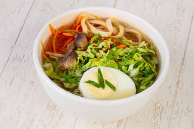 Asya geleneksel Ramen çorba, yumurta