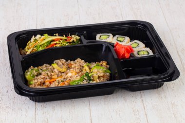 Rulo, şehriye ve et ile bento