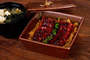 Pirinç ve miso çorbası ile kavrulmuş yılan balığı