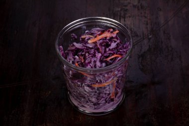 Kırmızı lahana ve havuç salatası