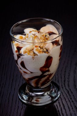 Karamel şurup ve fındık ile lezzetli dondurma