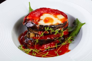 Peynir ve domates soslu patlıcan kahvaltilari iştah açıcı