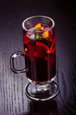 Meyve ile lezzetli mulled şarap