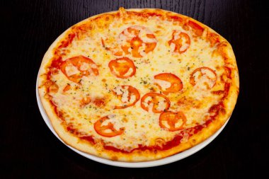 Lezzetli margarita pizza domates ile