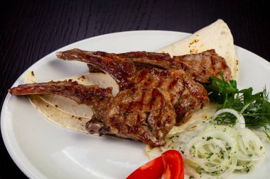 Bir kemik Pide ile lezzetli kızarmış dana