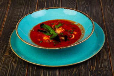 Midye ile deniz ürünleri domates çorbası