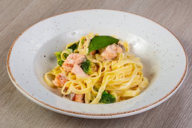 somon ve brokoli ile makarna