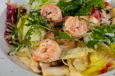 Salata karides ve sos ile