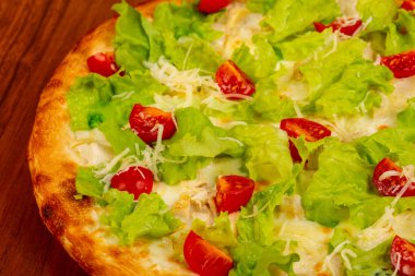 Pizza Sezar tavuk ve salata ile