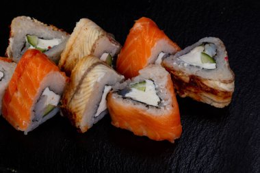 Yılan balığı ile Japon geleneksel rulo