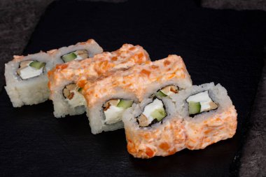 Karides ile Japon geleneksel rulo