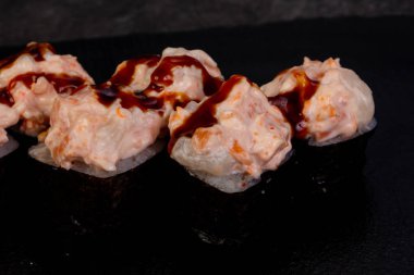 Japon baharatlı suşi ve rulolar