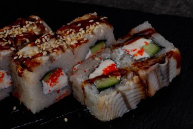 Yılan balığı ile Japon geleneksel rulo