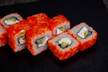 Karides ile Japon geleneksel rulo