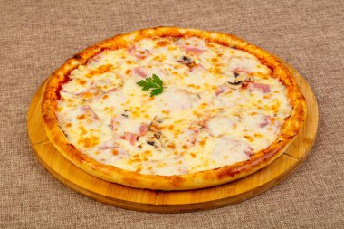Jambonlu ve mantarlı pizza.