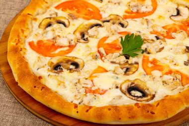 Mantar, peynir ve domates Pizza