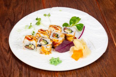 Ton balığı ve yılan balığı ile Japonca soğuk rulo