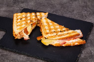 Sandviç sosis ve peynir ile