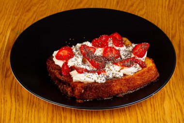 Tatlı tatlı çilek ve peynirli çörek