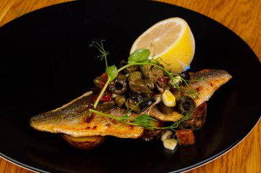 Dorada fileto otlar ve limon ile