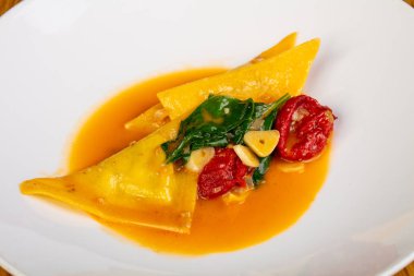 Ispanak ve peynirli Ravioli