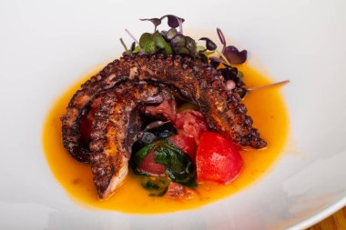 Izgara ahtapot sos ve domates ile