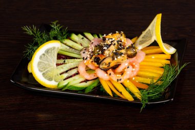 Midye ve karides sebze salatası