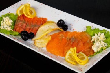 Dilimlenmiş limon ile somon snack