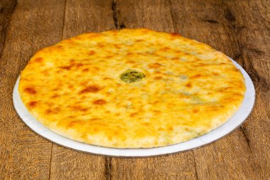 Ahşap arka plan üzerinde geleneksel Osetya pasta