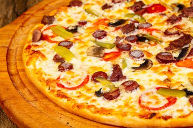 Sosis ve peynir pizza