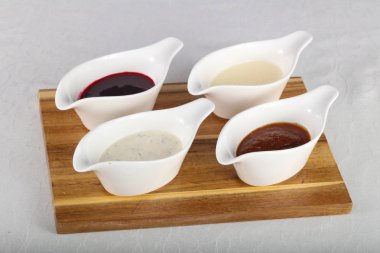 Soslar ürün yelpazesine karıştırın beyaz masaya