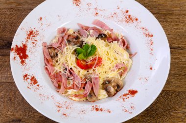 jambon ve mantar ile makarna