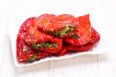 Dereotu ile kırmızı dolmalık biber turşusu