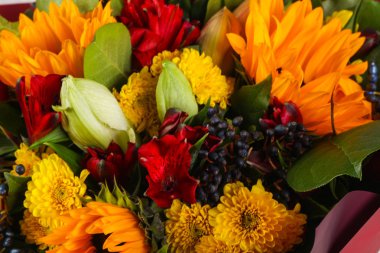 Çeşitli çiçek ile romantik buket