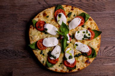 Pizza Caprese fesleğen ve mozarella