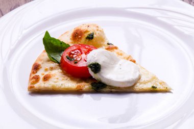 Pizza Caprese fesleğen ve mozarella