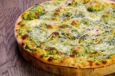 Pesto ve peynirli pizza