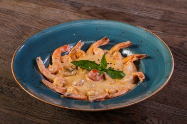 Fesleğen yaprakları servis soslu karides kokteyl